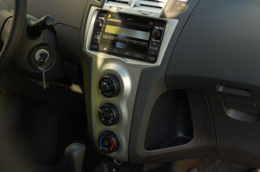  Toyota Yaris 2008 года  (фото 17 из 38)